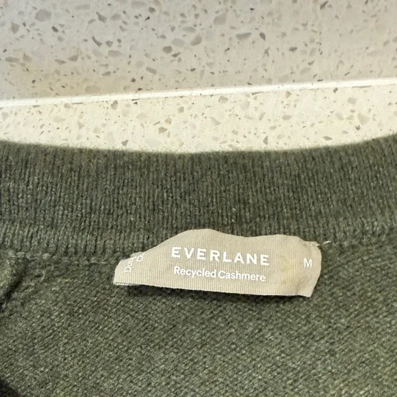 Everlane Dark Green V-Neck recycled cashmere Sweater size medium - Picture 3 of 6